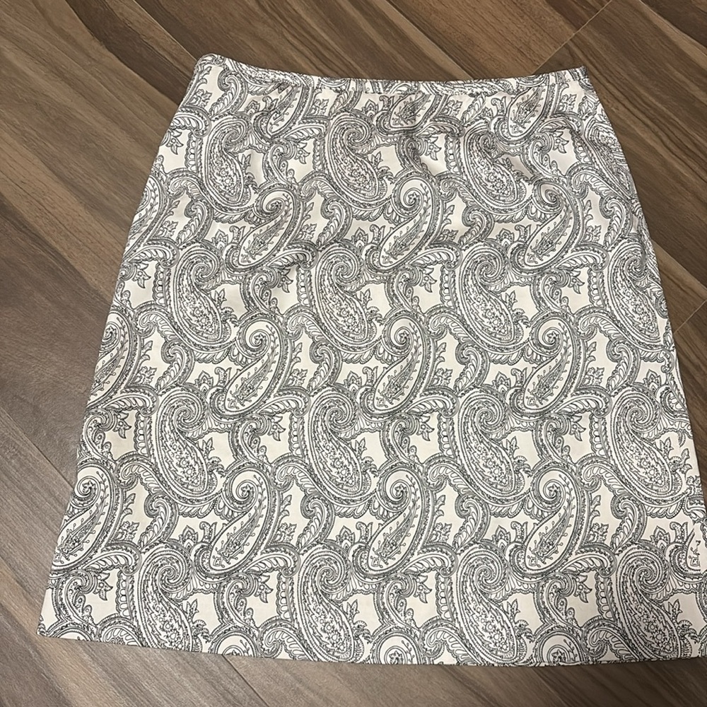 EUC Brooks Brothers White and Gray Knee-Length Pencil Skirt - Picture 4 of 6